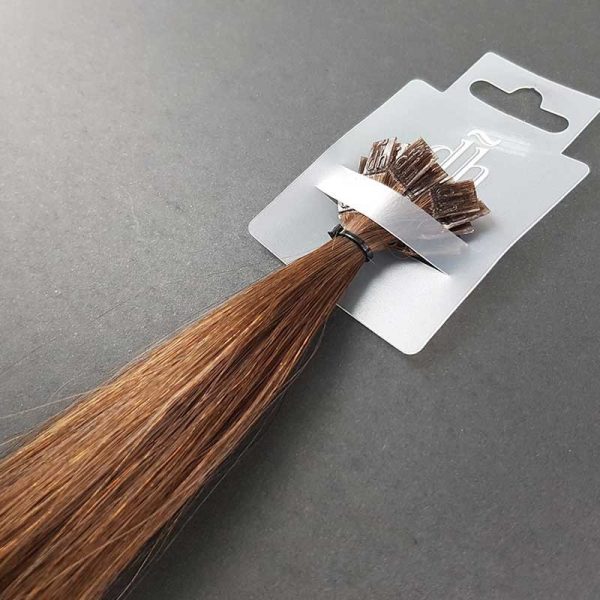 Fotografía de detalle del sistema de fijación de las extensiiones de queratina. Pelo 100% natural REMY