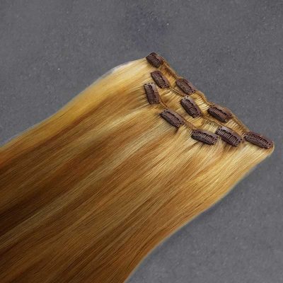 Fotografía de detalle del sistema de fijación de las extensiones de clip. Pelo 100% natural REMY