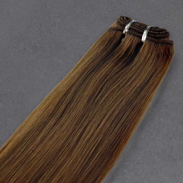 Primer plano de las extensiones tejidas en color castaño