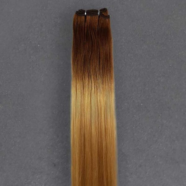 Fotografía de las extensiones californianas cosidas de pelo REMY de castaño a puntas rubias