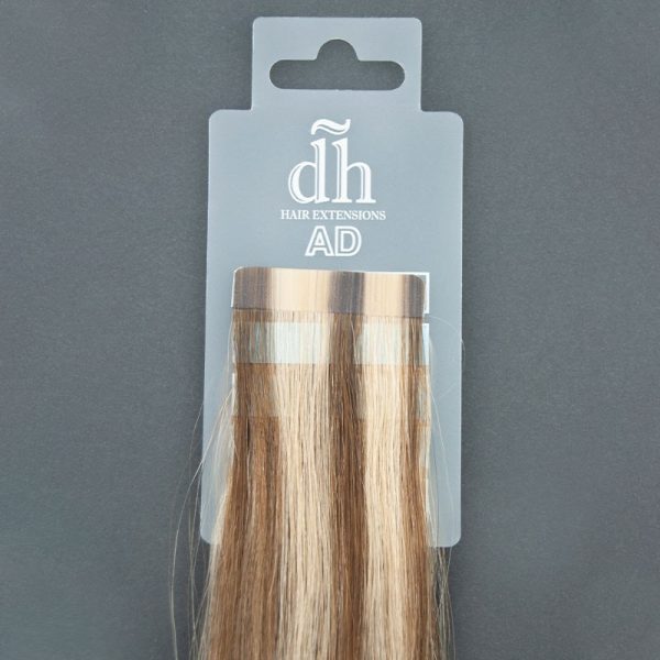 Detalle de la pequeña banda adhesiva de las extensiones adhesivas DH Hair Extensions